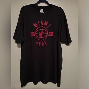 NBA NWT Miami Heat Short Sleeve T-shirt - size 2XL